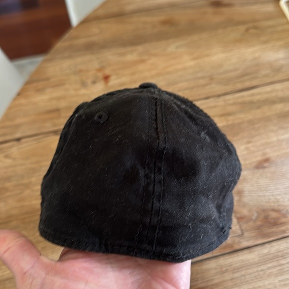Quicksilver youth black baseball cap. Hardly worn. - Picture 4 of 4